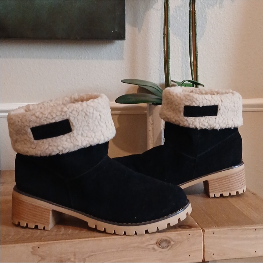 NWOT Women's Black And Cream Faux Suede Sherpa Foldover Boots. Size 9